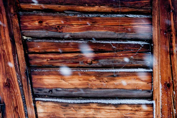 Fondo de primer plano de tablones de madera viejos bajo la nieve —  Fotos de Stock