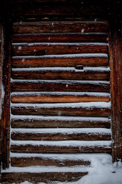 Fondo de primer plano de tablones de madera viejos bajo la nieve —  Fotos de Stock