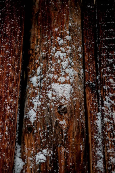 Karların altındaki eski ahşap tahtaların yakın plan görüntüleri. — Stok fotoğraf