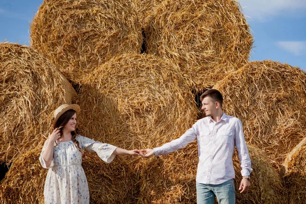 Šťastný mladý pár na slámě, koncept romantických lidí, krásná krajina, letní sezóna — Stock fotografie