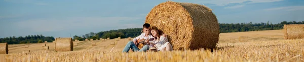 밀짚과 낭만적 인 개념, 아름다운 풍경, 여름 계절, 행복 한 젊은 부부 — 스톡 사진
