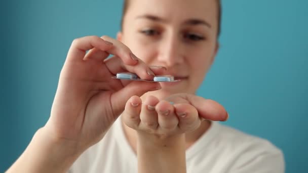 Femme Gaie Prenant Des Pilules Vitaminiques Eau Potable Partir Verre — Video