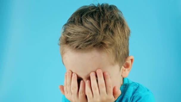 Malý Chlapec Křičí Modré Pozadí Pojem Neshody Handheld Studio Shot — Stock video