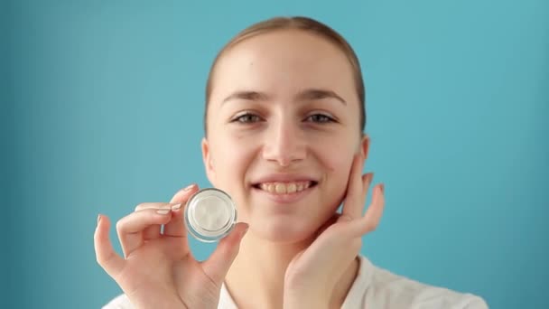 Portrét Radostné Dívky Která Zakrývá Oko Krémovou Plechovkou Dívá Kameru — Stock video