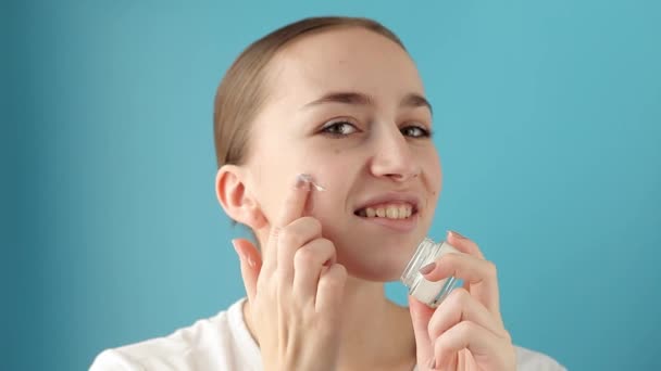 Retrato Menina Alegre Cobrindo Seu Olho Por Uma Lata Creme — Vídeo de Stock