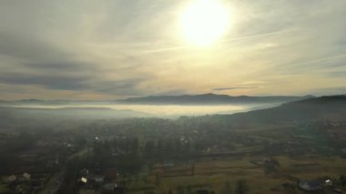 Güneş doğmadan önce dağlarda sis, bulutlu dağ vadisi. Karpatların dağlarına bakın.