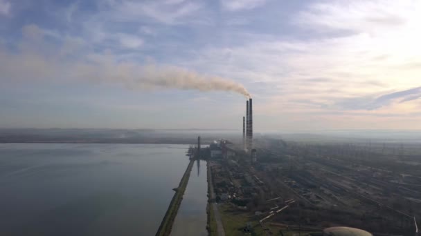 Schweres Industrielles Kohlekraftwerk Mit Pfeifen Und Rauch Schwarz Weiß — Stockvideo