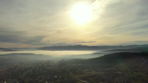 日出前雾蒙蒙的群山 云雾笼罩的群山山谷 俯瞰喀尔巴阡山脉 — 图库视频影像