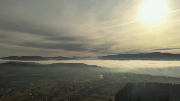 Εικόνα Από Όμορφο Χωριό Στα Βουνά Θέα Ομίχλη Πάνω Από — Αρχείο Βίντεο