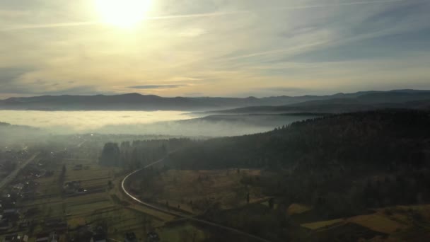 日の出前に山の中で霧 雲と山の谷 カルパティア山脈への眺め — ストック動画