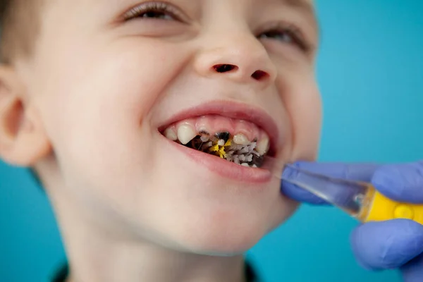 Küçük şirin çocuk mavi arka planda dişlerini fırçalıyor. — Stok fotoğraf