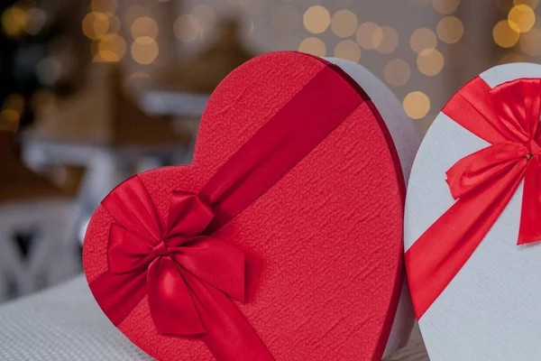 Primo piano di confezioni regalo a forma di cuore. Scatole regalo a forma di cuore — Foto Stock