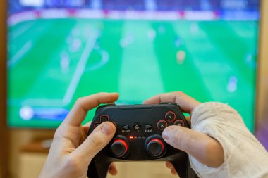 Kırık bir çocuğun eli avucunun içinde bir av alanı tutuyor. Oyun oyunu, TV, oyun, oyun, oyun, oyun, oyun, oyun, oyun, oyun, oyun, oyun, oyun, oyun, oyun, oyun, oyun.