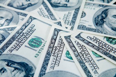 Dağıtılmış dolar banknotlarının arkaplanı soyut ve kusursuz. renklendirilmiş resim