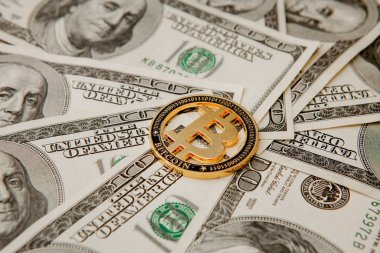Amerikan doları banknotlarında Altın Bitcoin. Elektronik para değişimi kavramı