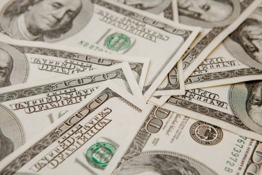 Dağıtılmış dolar banknotlarının arkaplanı soyut ve kusursuz. renklendirilmiş resim