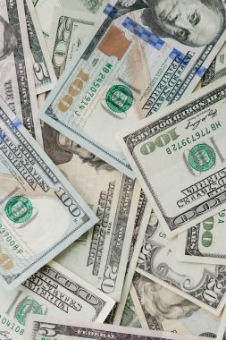 Dağıtılmış dolar banknotlarının arkaplanı soyut ve kusursuz. renklendirilmiş resim