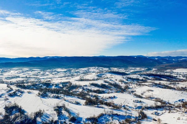 Fantastiskt vinterlandskap. Dramatisk mulen himmel. Kreativ kull — Stockfoto