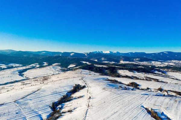 Fantastiskt vinterlandskap. Dramatisk mulen himmel. Kreativ kull — Stockfoto