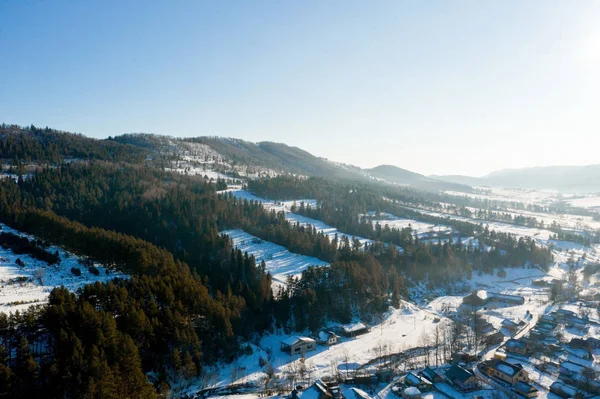 Fantastiskt vinterlandskap. Dramatisk mulen himmel. Kreativ kull — Stockfoto