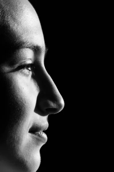 Retrato en blanco y negro de una hermosa mujer morena con peinado bob —  Fotos de Stock