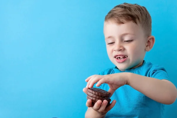 Портрет самоуверенного привлекательного мальчика держит американское шоколадное — стоковое фото