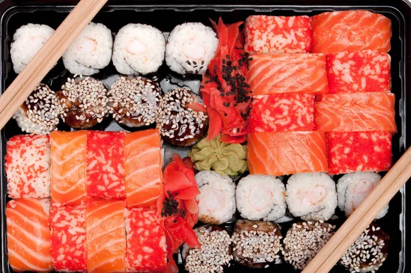 Duży zestaw Sushi IB czarne plastikowe pudełko na białym tle, widok z góry — Zdjęcie stockowe