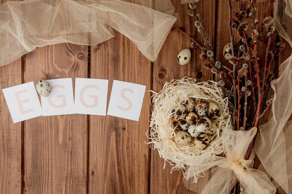 Mensagem de venda de Páscoa com ovos de Páscoa em um fundo de madeira. Vista superior — Fotografia de Stock