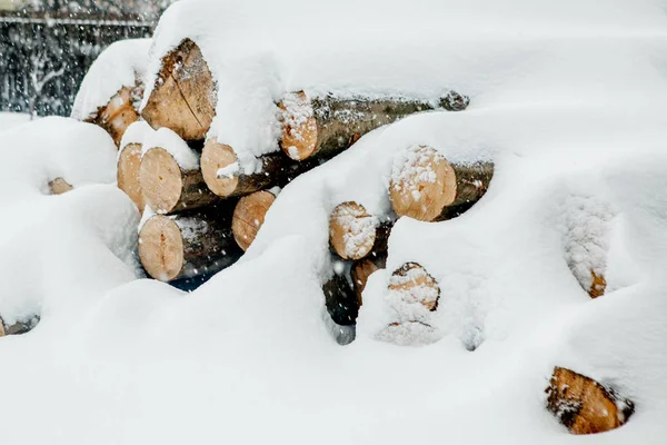Cayeron árboles bajo la nieve. Materias primas para la industria maderera. Almacenamiento de madera al aire libre. Compañía maderera. Madera. Roundwood. Madera redonda —  Fotos de Stock