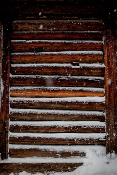 Fondo de primer plano de tablones de madera viejos bajo la nieve —  Fotos de Stock