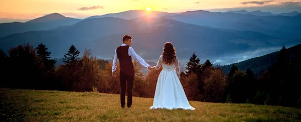 Menyasszony és vőlegény a Sunset Romantikus házaspár — Stock Fotó