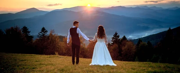 Sunset Romantik Evli Çiftte Gelin ve Damat — Stok fotoğraf