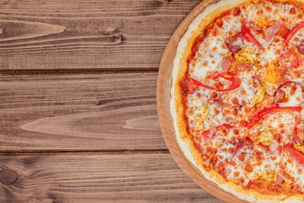 Pizza con queso Mozzarella, salami, tomates, pimienta, especias . — Foto de Stock