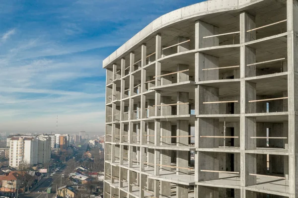 Légi kilátás beton keret magas apartman épület építés alatt egy városban — Stock Fotó