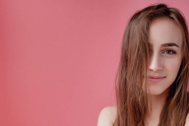 Kafa derisi sorunu, yağlı, kirli saçlı kız, saç bakımı konsepti