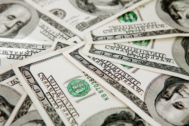 Dağıtılmış dolar banknotlarının arkaplanı soyut ve kusursuz. renklendirilmiş resim