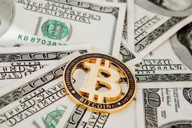 Amerikan doları banknotlarında Altın Bitcoin. Elektronik para değişimi kavramı