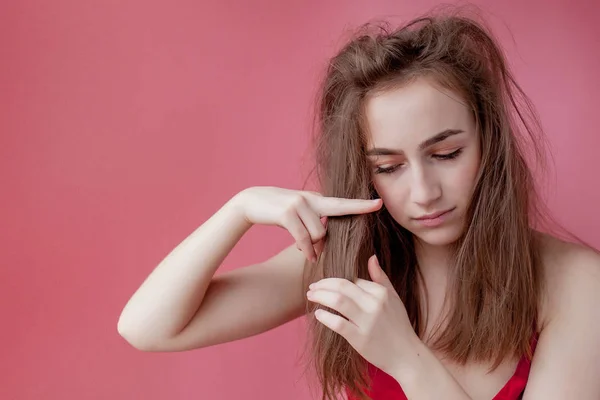 Menina mostra tesoura no cabelo, conceito de cuidado do cabelo — Fotografia de Stock