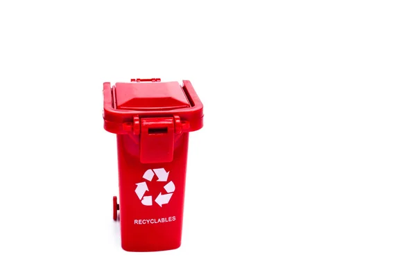 A red empty recycle bin on a white background with copy space — Stock Photo, Image