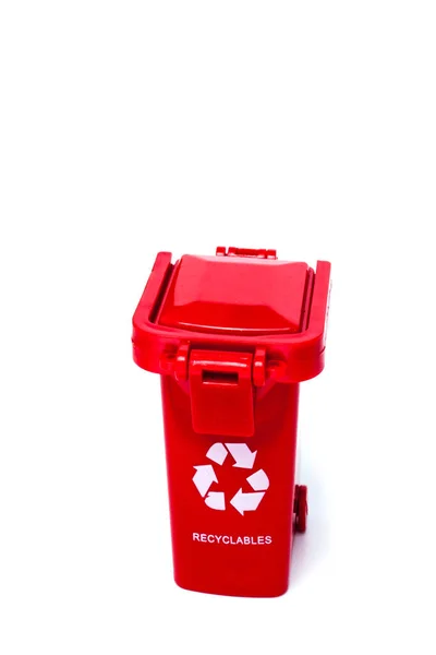 Una papelera de reciclaje vacía roja sobre un fondo blanco con espacio para copiar — Foto de Stock