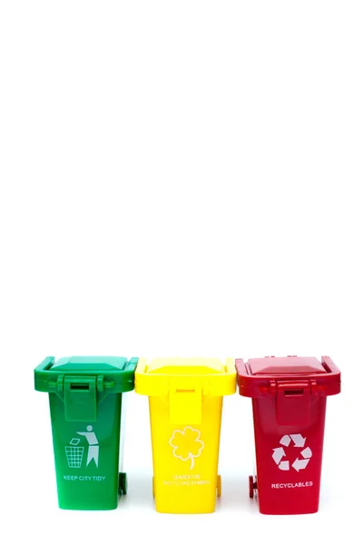 Trois bacs de recyclage colorés isolés sur fond blanc — Photo