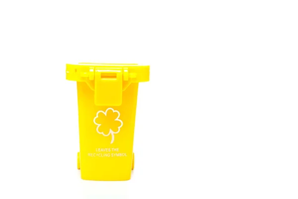 Duży żółty kosz na śmieci z kołem, izolowany na białym tle — Zdjęcie stockowe