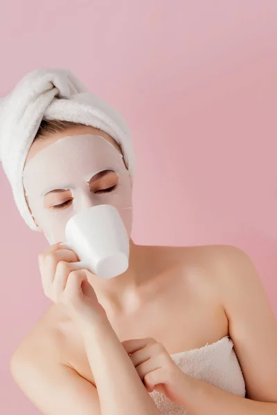 Portrait de belle fille en peignoir avec une tasse de thé, concept de détente femme blonde en peignoir et serviette sur la tête après la douche. Spa femme en peignoir et turban — Photo