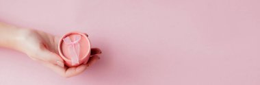 Kadın yuvarlak pembe hediye kutusunda bir pembe eller. Sevgililer günü, anneler günü veya Doğum günü için festival kavramı