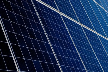 Güneş paneli, alternatif elektrik kaynağı, sürdürülebilir kaynaklar kavramı ve bu da orijinalinden daha fazla elektrik üreten yeni bir sistem.