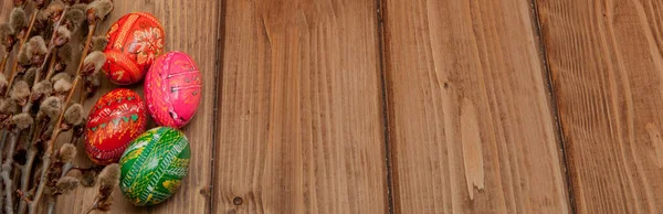 Натюрморт з Писанка оформлена пасхальні яйця, сухий верби гілки на чорному тлі дерев'яні, вид зверху, копія простір — стокове фото
