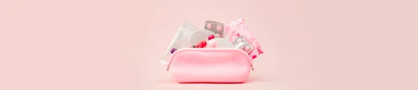 Kadınlar samimi hijyen ürünleri - pembe arka plan üzerinde hijyenik pedler ve tamponlar, kopya alanı. Adet dönemi kavramı. Üst görünüm, düz döşeme, kopyalama alanı