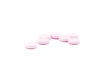 Pembe haplar beyaz arkaplanda izole edilmiş makro