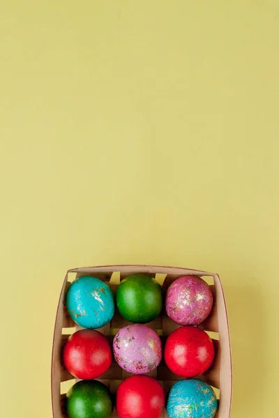 Feliz fundo amarelo de ovos de Páscoa. Brilho dourado decorado ovos em cesta, para cartão de saudação, promoção, cartaz. Espaço de cópia — Fotografia de Stock