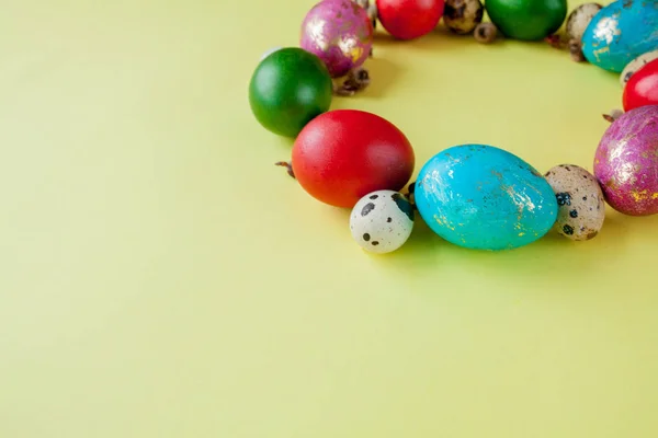 Borda colorida do lado do ovo de Páscoa sobre um fundo de papel amarelo — Fotografia de Stock